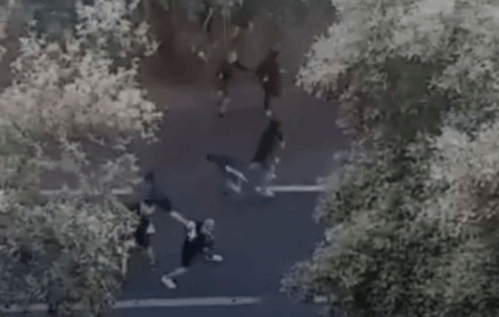 OPET SCENE NASILJA NA ULICAMA PRED DERBI! Lete <span style='color:red;'><b>palice</b></span>, tuče, intervencija policije